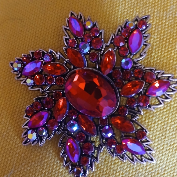 🌲Vibrant Poinsettia Brooch🌲 - Picture 4 of 11